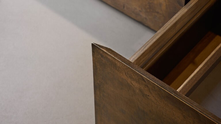 Minotticucine-terra-poured-cast-bronze