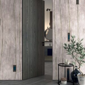 PORTA_BATT_FILOMURO_LEGNO_32bit_CMYK-2-768x1017