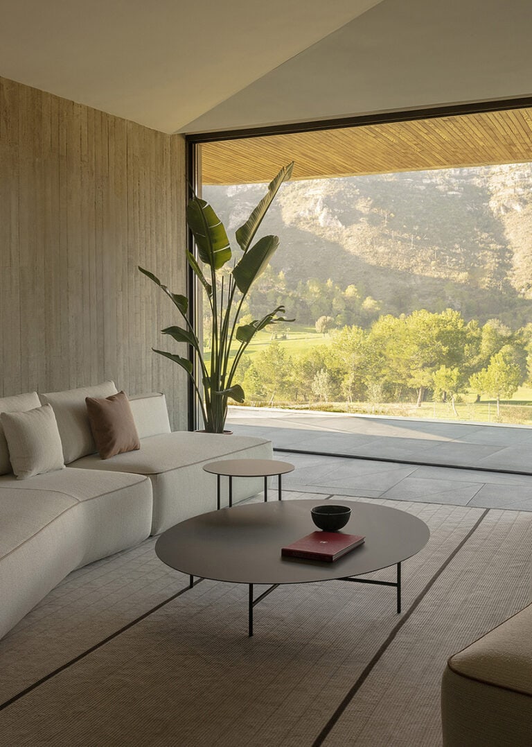 grada-outdoor-elliptical-coffee-table-lievore-altherr-molina-expormim-furniture-outdoor-02