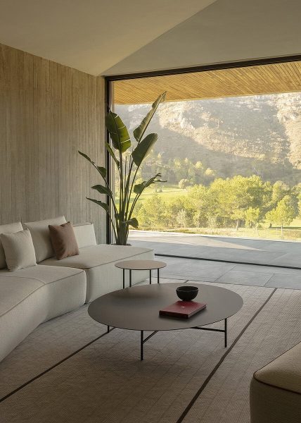 grada-outdoor-elliptical-coffee-table-lievore-altherr-molina-expormim-furniture-outdoor-02